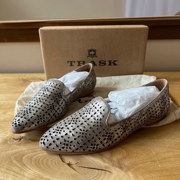 NIB TRASK FARRAH PERFORATED FLATS 7 PEWTER METALLIC LASER CUT LOAFER CASUAL - Picture 1 of 11